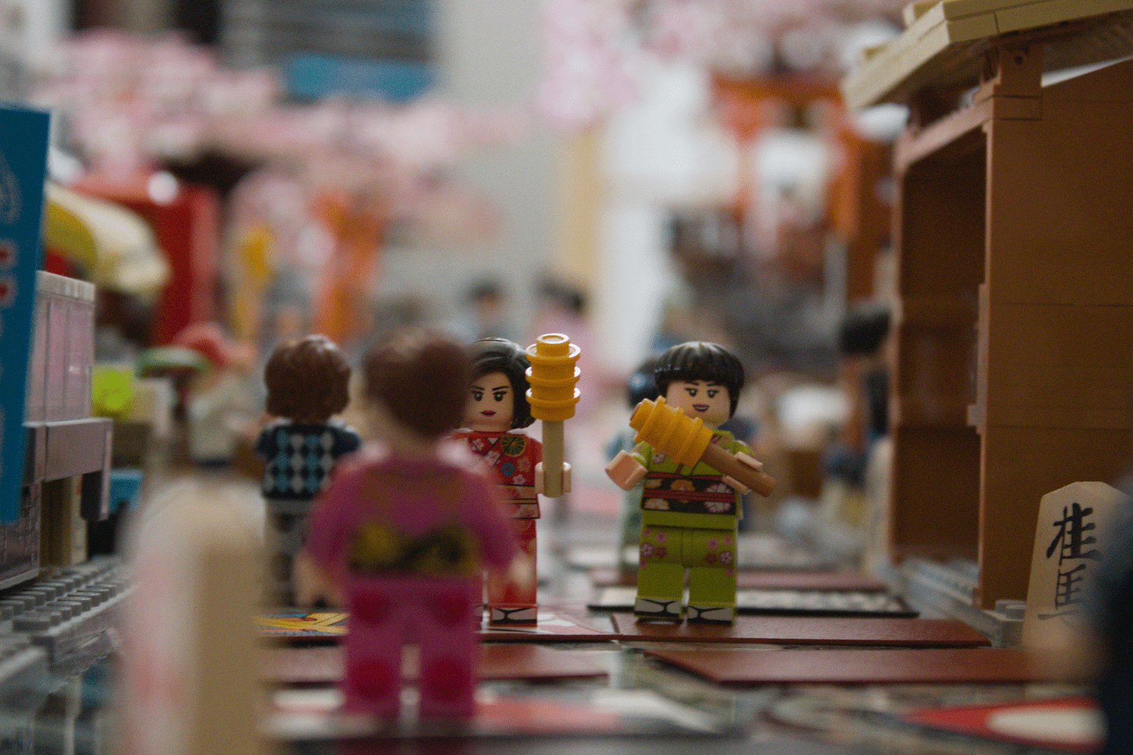 Nature morte réalisée en legos, hanafuda, pierres de go et shogi koma, représentant une rue commerçante japonaise.